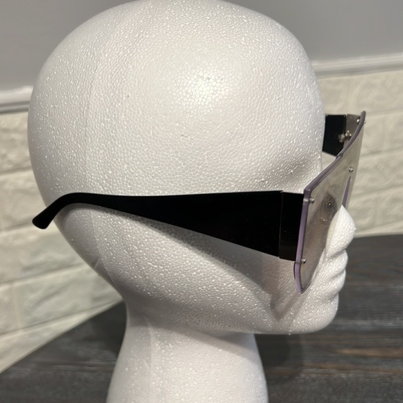 Oversize Square Shield Flat Top Exposed Lens Sunglasses. Black arms main image 4